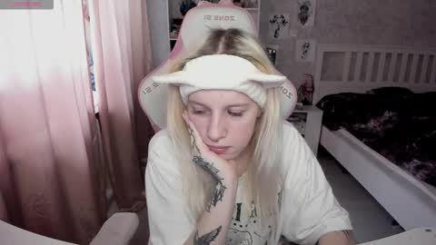 Snapshot of rapunzel_cute chatting on 02-10-26, 01:26 Rapunzel online show from 02-10-26, 01:26