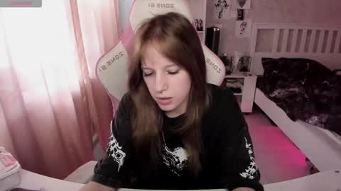 Snapshot of rapunzel_cute chatting on 02-18-26, 01:18 Rapunzel online show from 02-18-26, 01:18