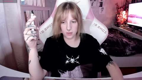 Snapshot of rapunzel_cute chatting on 05-25-26, 06:14 Rapunzel online show from 05-25-26, 06:14