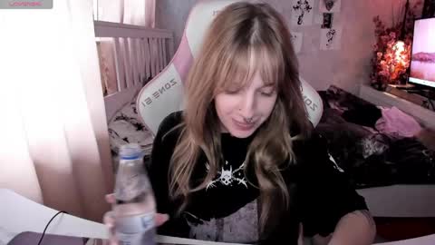 Snapshot of rapunzel_cute chatting on 05-27-26, 01:19 Rapunzel online show from 05-27-26, 01:19