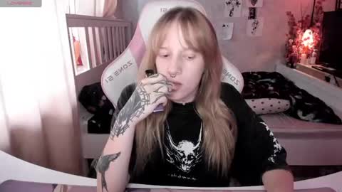Snapshot of rapunzel_cute chatting on 06-10-26, 01:21 Rapunzel online show from 06-10-26, 01:21