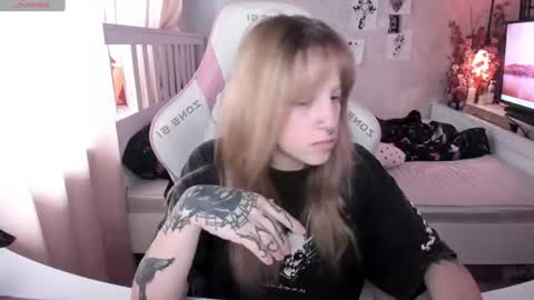 Snapshot of rapunzel_cute chatting on 06-11-26, 12:14 Rapunzel online show from 06-11-26, 12:14