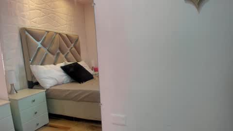 Snapshot of raquel_moore chatting on 01-22-25, 08:29 Raquel Moore online show from 01-22-25, 08:29