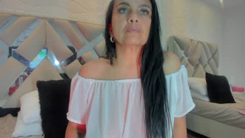 Snapshot of raquel_moore chatting on 01-23-25, 10:01 Raquel Moore online show from 01-23-25, 10:01