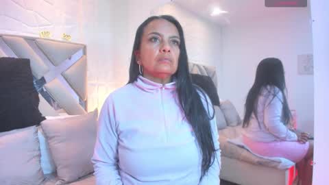 Snapshot of raquel_moore chatting on 09-23-25, 11:35 Raquel Moore online show from 09-23-25, 11:35