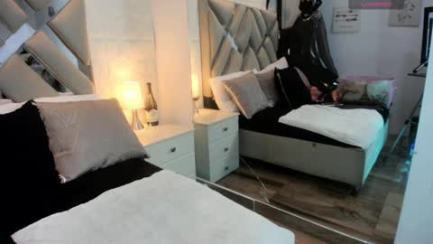 Raquel Moore  online show from 10-27-25, 11:47