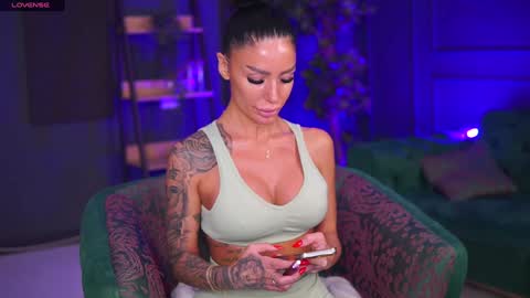 Raquelle online show from 01-27-25, 05:48