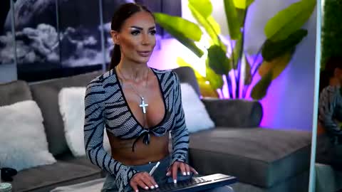 Raquelle online show from 10-08-25, 08:56