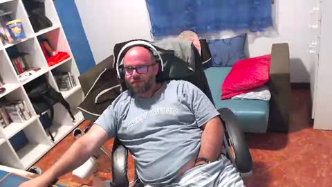 Snapshot of ravingr3d3 chatting on 06-10-26, 11:57 ravingr3d3 online show from 06-10-26, 11:57