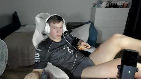 Snapshot of ray_hill chatting on 10-16-25, 10:33 Ray online show from 10-16-25, 10:33