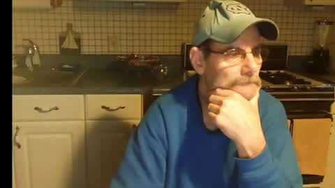 Snapshot of raylene4u2 chatting on 12-12-24, 11:18 Ray online show from 12-12-24, 11:18