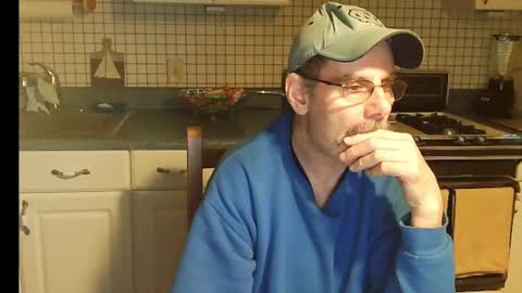 Snapshot of raylene4u2 chatting on 12-17-24, 10:01 Ray online show from 12-17-24, 10:01