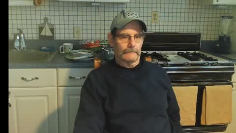 Snapshot of raylene4u2 chatting on 12-22-24, 01:44 Ray online show from 12-22-24, 01:44
