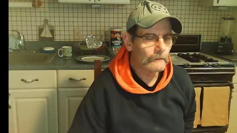 Snapshot of raylene4u2 chatting on 12-25-24, 08:17 Ray online show from 12-25-24, 08:17