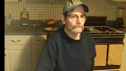 Snapshot of raylene4u2 chatting on 01-07-25, 09:50 Ray online show from 01-07-25, 09:50