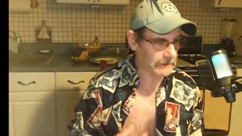 Snapshot of raylene4u2 chatting on 01-27-25, 10:06 Ray online show from 01-27-25, 10:06