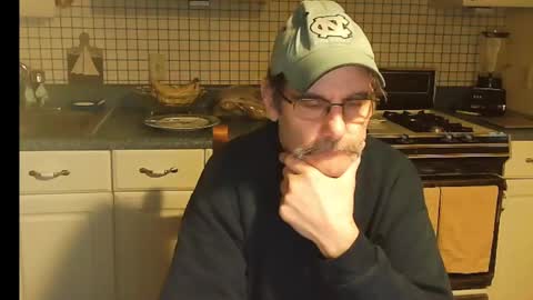 Snapshot of raylene4u2 chatting on 02-05-25, 10:19 Ray online show from 02-05-25, 10:19
