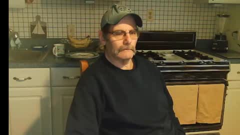 Snapshot of raylene4u2 chatting on 02-05-25, 01:22 Ray online show from 02-05-25, 01:22