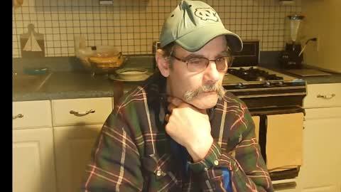 Snapshot of raylene4u2 chatting on 02-25-25, 08:14 Ray online show from 02-25-25, 08:14