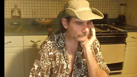 Snapshot of raylene4u2 chatting on 10-06-25, 08:12 Ray online show from 10-06-25, 08:12