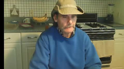 Snapshot of raylene4u2 chatting on 10-10-25, 08:41 Ray online show from 10-10-25, 08:41