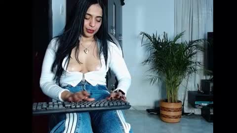 Snapshot of raysweet1 chatting on 12-13-24, 02:10 RAY online show from 12-13-24, 02:10