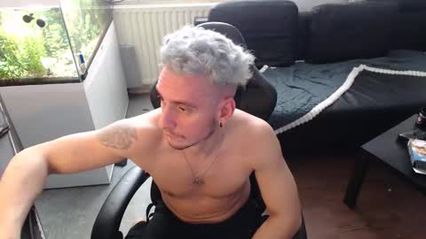 Snapshot of rayzel31 chatting on 01-11-26, 02:11 Rayzel online show from 01-11-26, 02:11