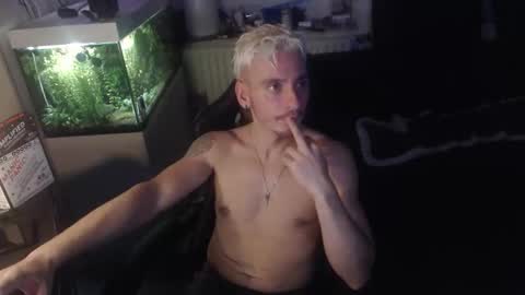 Snapshot of rayzel31 chatting on 01-16-26, 01:31 Rayzel online show from 01-16-26, 01:31