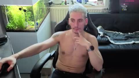 Snapshot of rayzel31 chatting on 01-19-26, 12:31 Rayzel online show from 01-19-26, 12:31