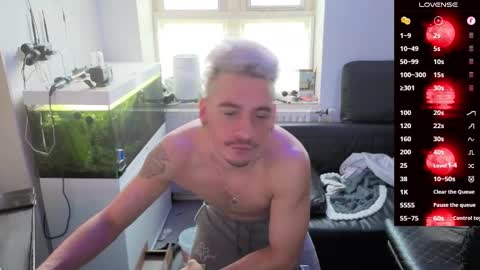 Snapshot of rayzel31 chatting on 02-16-26, 01:18 Rayzel online show from 02-16-26, 01:18