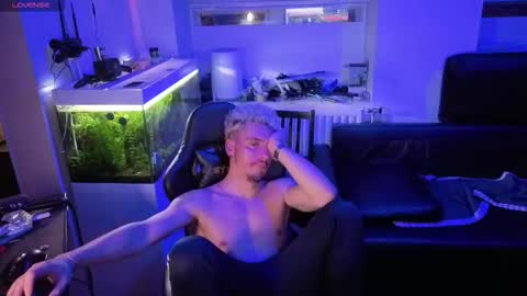 Snapshot of rayzel31 chatting on 02-18-26, 06:37 Rayzel online show from 02-18-26, 06:37