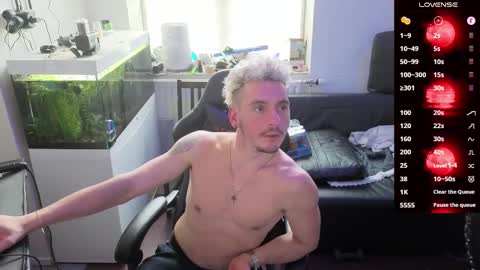 Snapshot of rayzel31 chatting on 02-19-26, 01:07 Rayzel online show from 02-19-26, 01:07