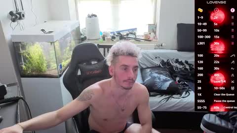 Snapshot of rayzel31 chatting on 03-09-26, 12:53 Rayzel online show from 03-09-26, 12:53