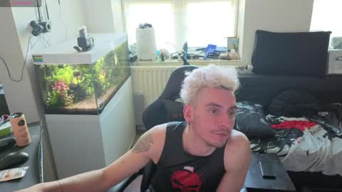 Rayzel online show from 04-25-26, 02:36