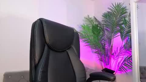 Snapshot of realalinacruz chatting on 11-04-25, 10:31 Alina Cruz online show from 11-04-25, 10:31