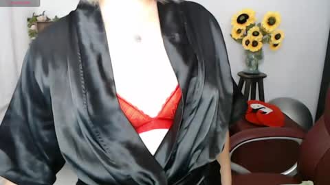 Snapshot of rebeca_milf chatting on 05-02-26, 02:00 REBECA online show from 05-02-26, 02:00