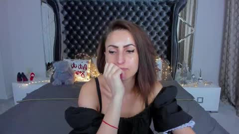 Snapshot of rebecca_diamonds chatting on 12-14-25, 06:30 rebecca_diamonds online show from 12-14-25, 06:30