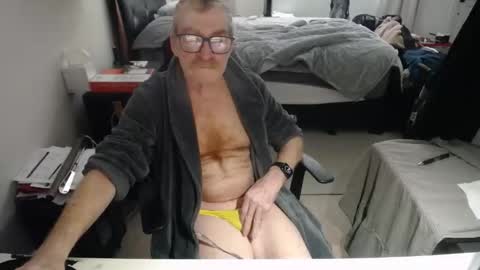 Snapshot of redbare12007 chatting on 05-15-26, 04:47 Red online show from 05-15-26, 04:47