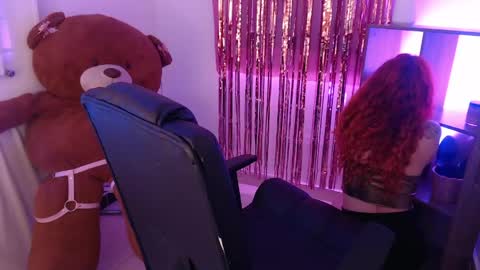 Snapshot of redgirrl_77 chatting on 05-25-26, 12:11 Mere online show from 05-25-26, 12:11