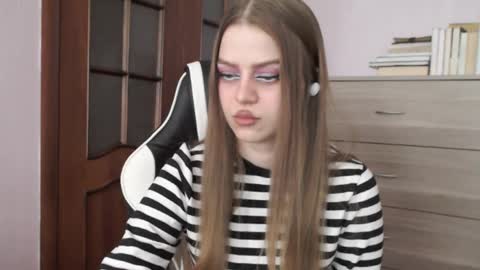 Snapshot of redhead_rabbit chatting on 05-03-26, 02:50 Lily online show from 05-03-26, 02:50