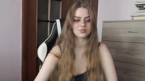 Snapshot of redhead_rabbit chatting on 06-03-26, 03:20 Lily online show from 06-03-26, 03:20