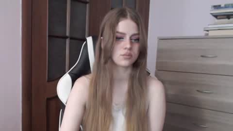 Snapshot of redhead_rabbit chatting on 06-12-26, 02:54 Lily online show from 06-12-26, 02:54