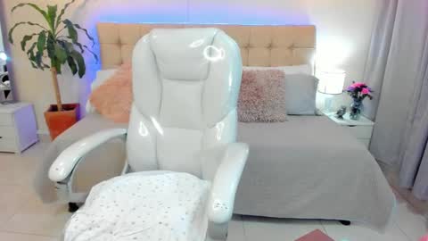 Snapshot of redhot_chilipeppers chatting on 01-10-25, 01:42 Lupe online show from 01-10-25, 01:42