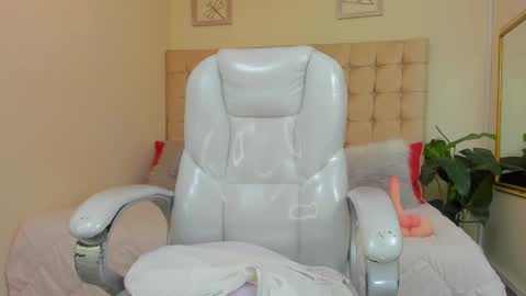 Snapshot of redhot_chilipeppers chatting on 03-04-25, 10:46 Lupe online show from 03-04-25, 10:46