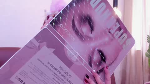 Snapshot of redmeloddy chatting on 02-02-25, 07:25 Meloddy online show from 02-02-25, 07:25