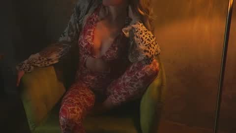 Snapshot of redsparrow__ chatting on 10-18-25, 09:04 Red online show from 10-18-25, 09:04