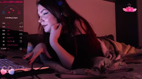 Snapshot of redyari chatting on 11-21-25, 11:14 Red online show from 11-21-25, 11:14