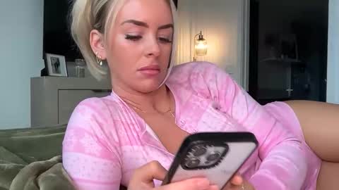 Snapshot of reecemariexx chatting on 02-25-26, 05:00 reecemariexx online show from 02-25-26, 05:00