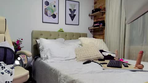 Snapshot of reese_yanella chatting on 02-14-25, 07:02 Yanella online show from 02-14-25, 07:02