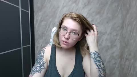 Snapshot of reginasmilee chatting on 02-14-25, 11:31 Regina online show from 02-14-25, 11:31